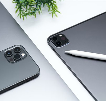 iPhone e iPad grigio siderale e pennino bianco