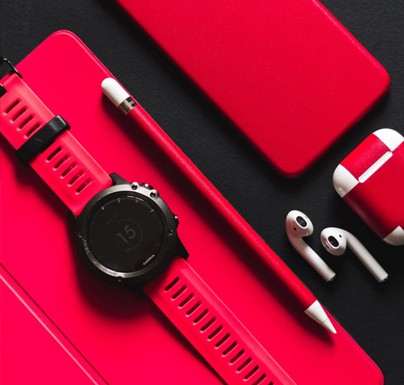 iPhone rosso, iPad, AirPods, pennino e Apple Watch