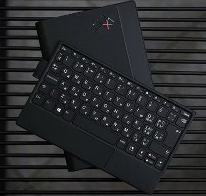 Tablet Lenovo con tastiera su sfondo a righe