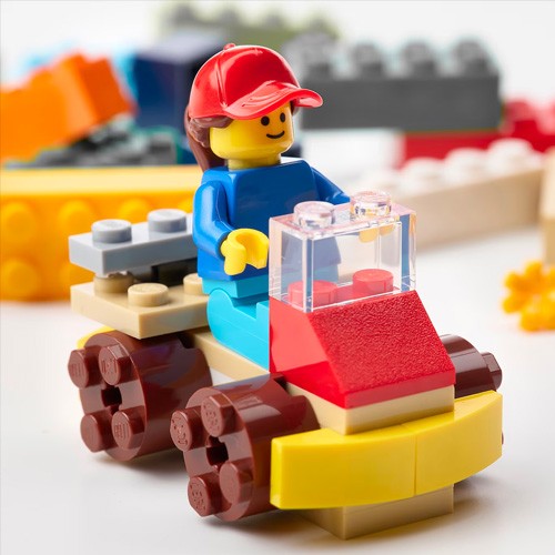 Omino Lego su un camion