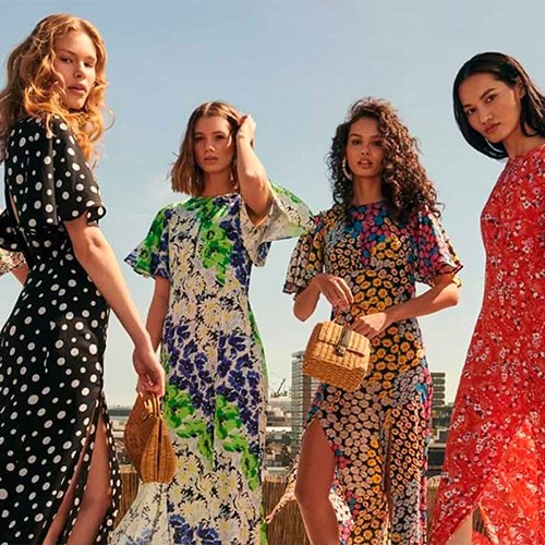 Quattro ragazze con abbigliamento colorato Zalando